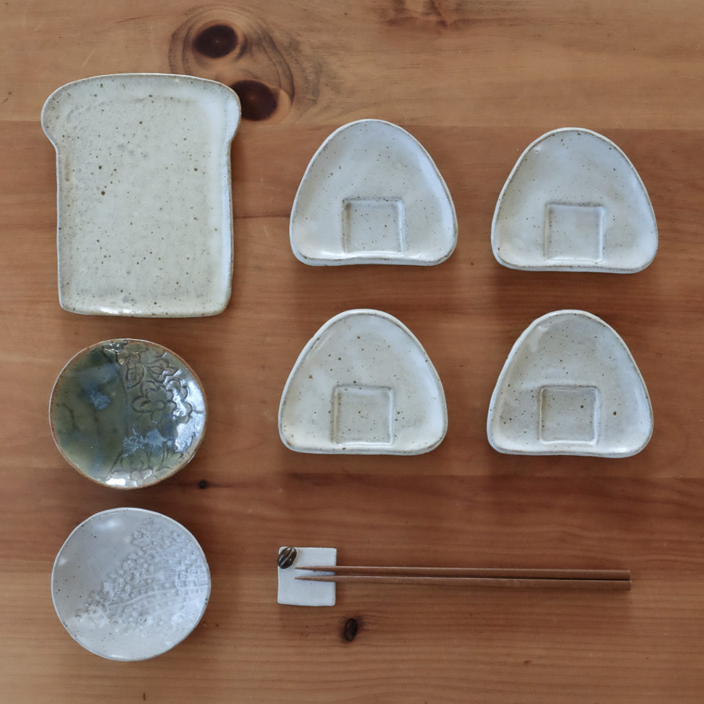 食パン型のお皿、おにぎり型のしょうゆ皿、レースの小皿