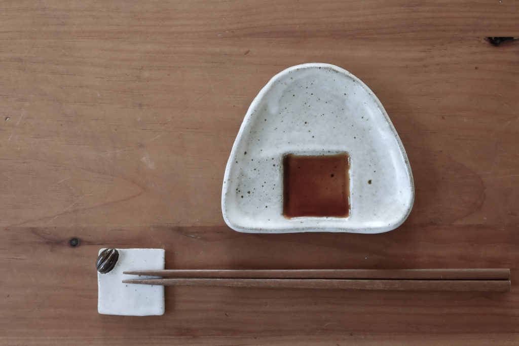 おにぎり型のお醤油皿
