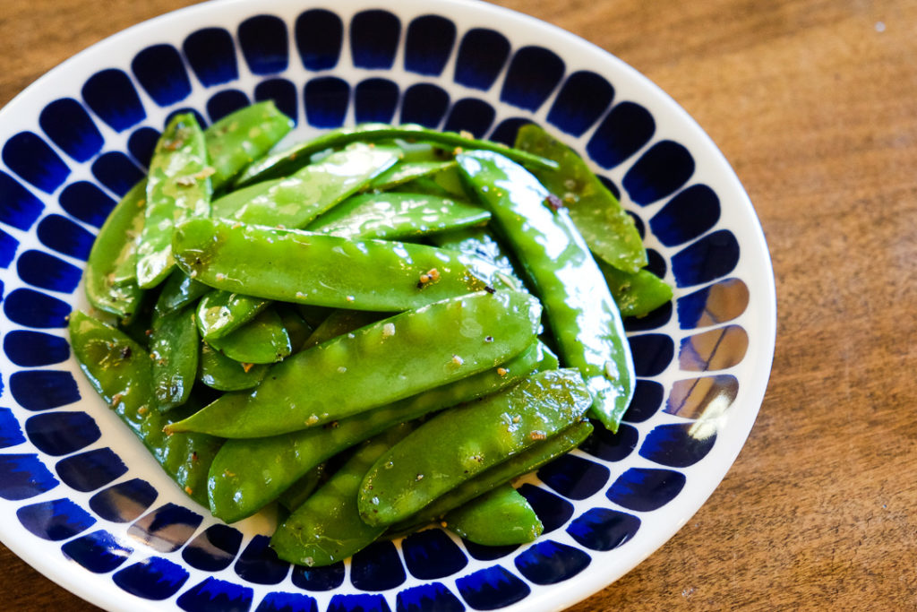 絹さやのガーリックレモンバター炒め