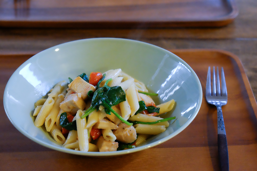 鶏むね肉とほうれん草のペンネ・ワインクリームソース