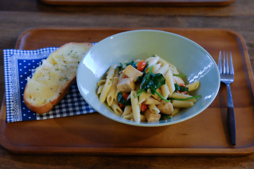 鶏肉とほうれん草のペンネ・ワインクリームソース
