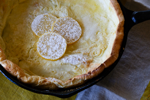 スキレットで作るパンケーキ・ダッチベイビー