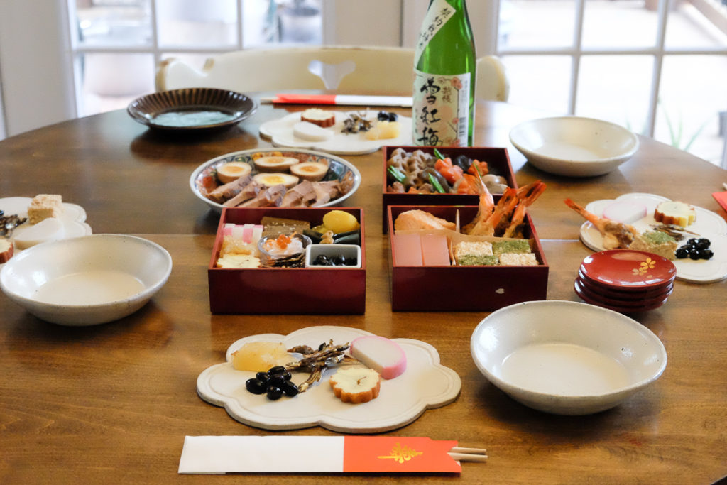 おせち料理のテーブル