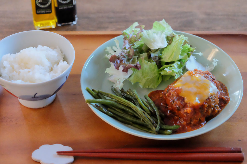 トマトソースの煮込みハンバーグ
