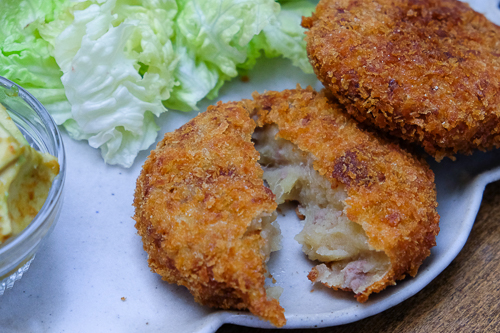 サツマイモとじゃがいもで「あまーいお肉屋さん風コロッケ」
