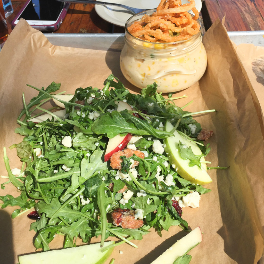 サラダとハラペーニョクリームコーン