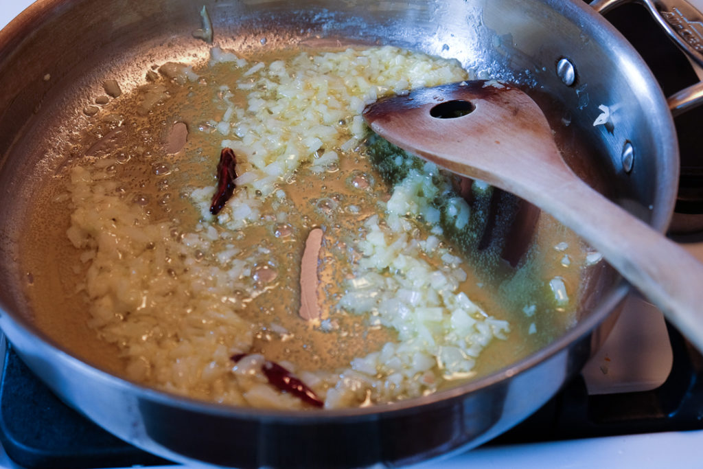 にんにくたっぷり炒めます