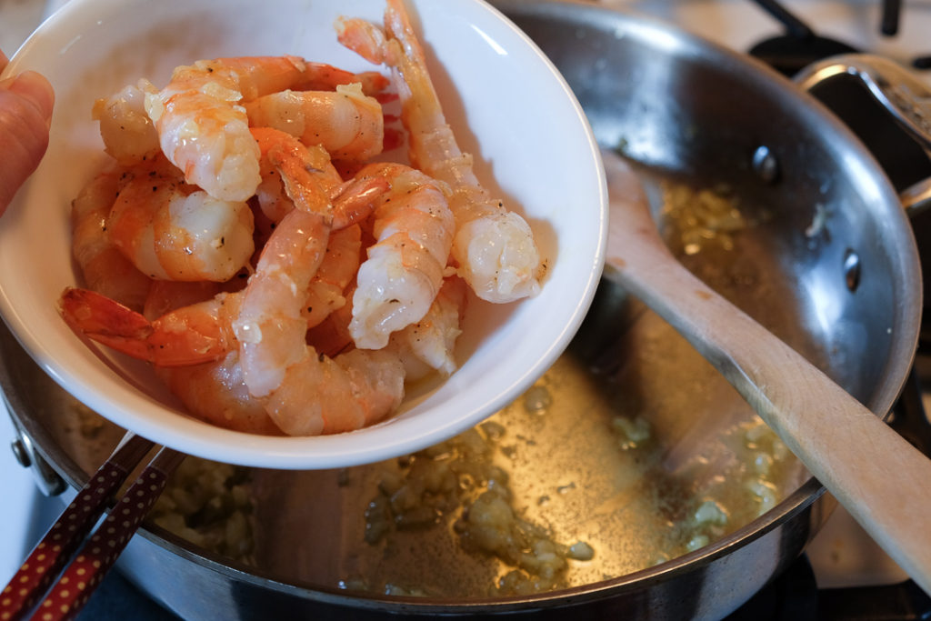 海老はさっと焼いて取り出す