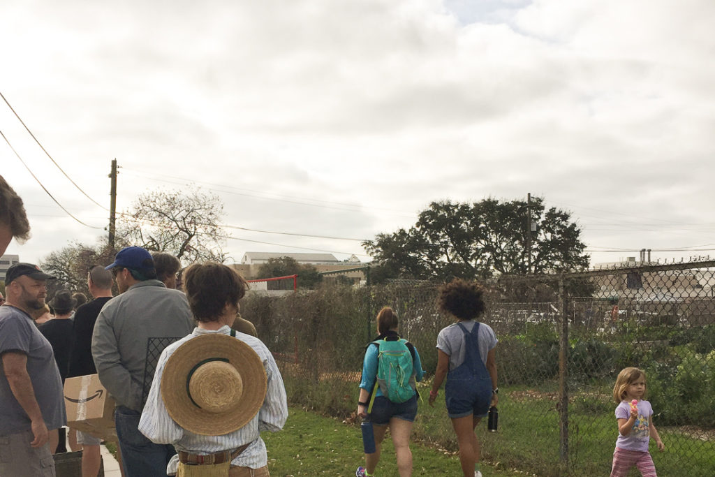 早朝からたくさんの人