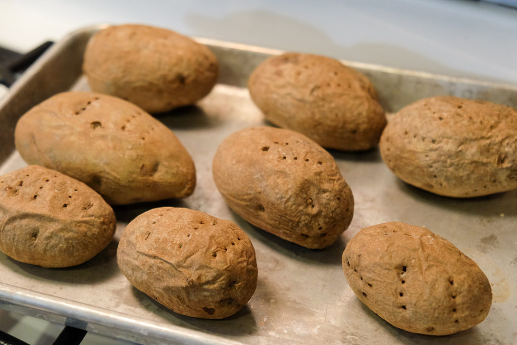 ポテトにフォークで穴を開ける