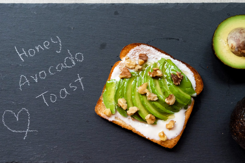 アボカドハニークルミトースト