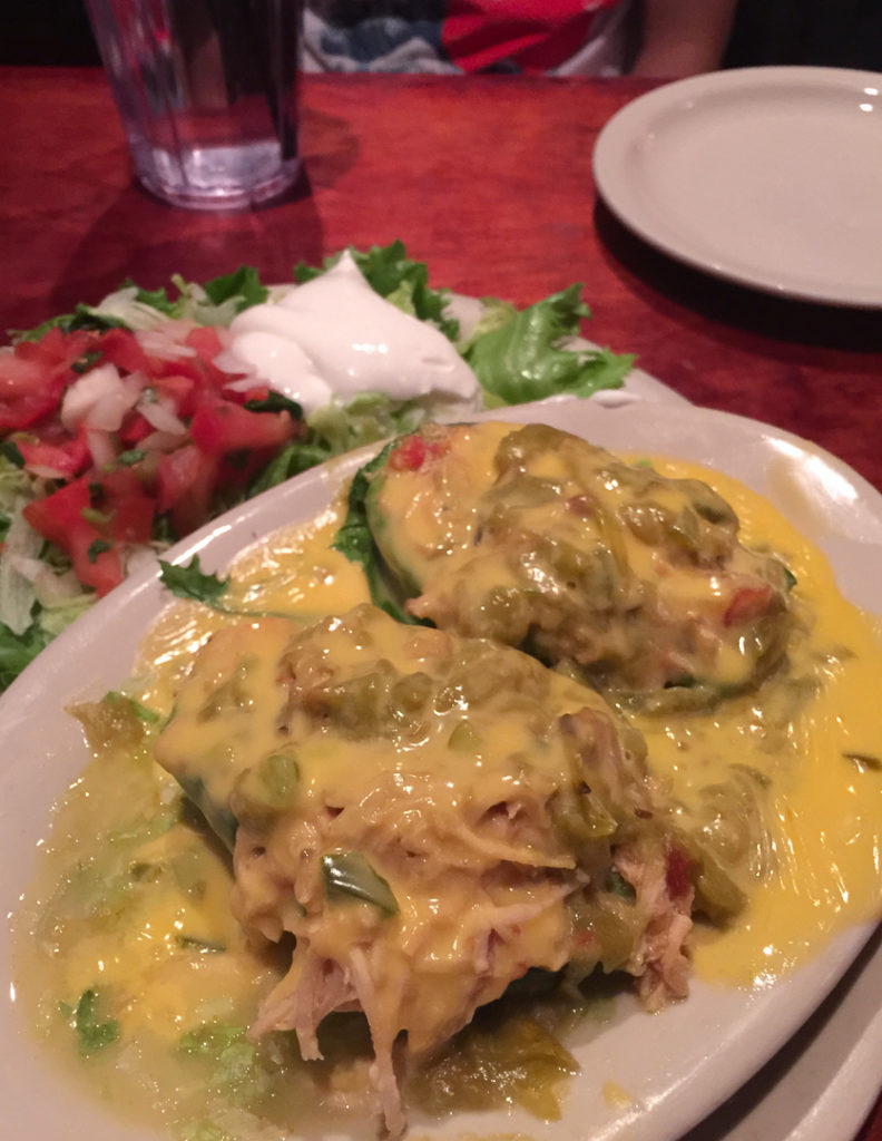 スタッフドアボカド・チーズソース