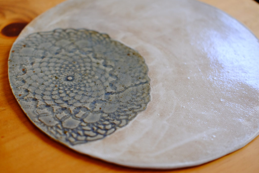 部分レースの陶板皿