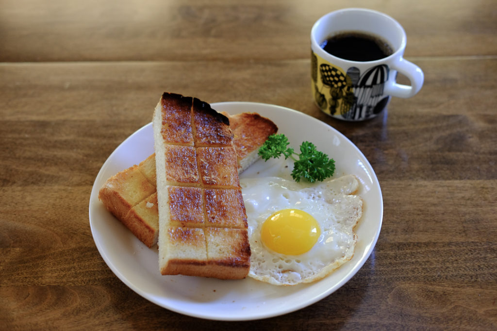 イギリスパンと目玉焼き