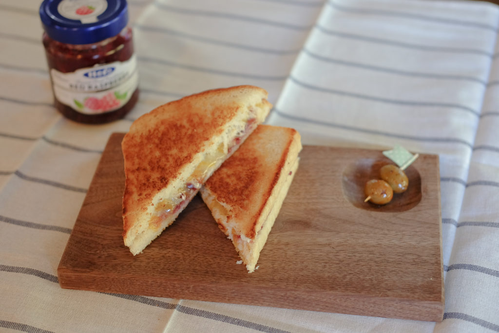 ブリーとラズベリージャムのグリルドチーズサンドイッチ