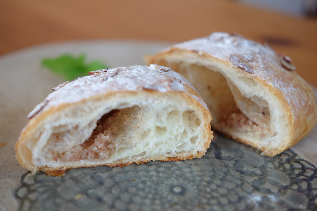 中にはアーモンドペーストが