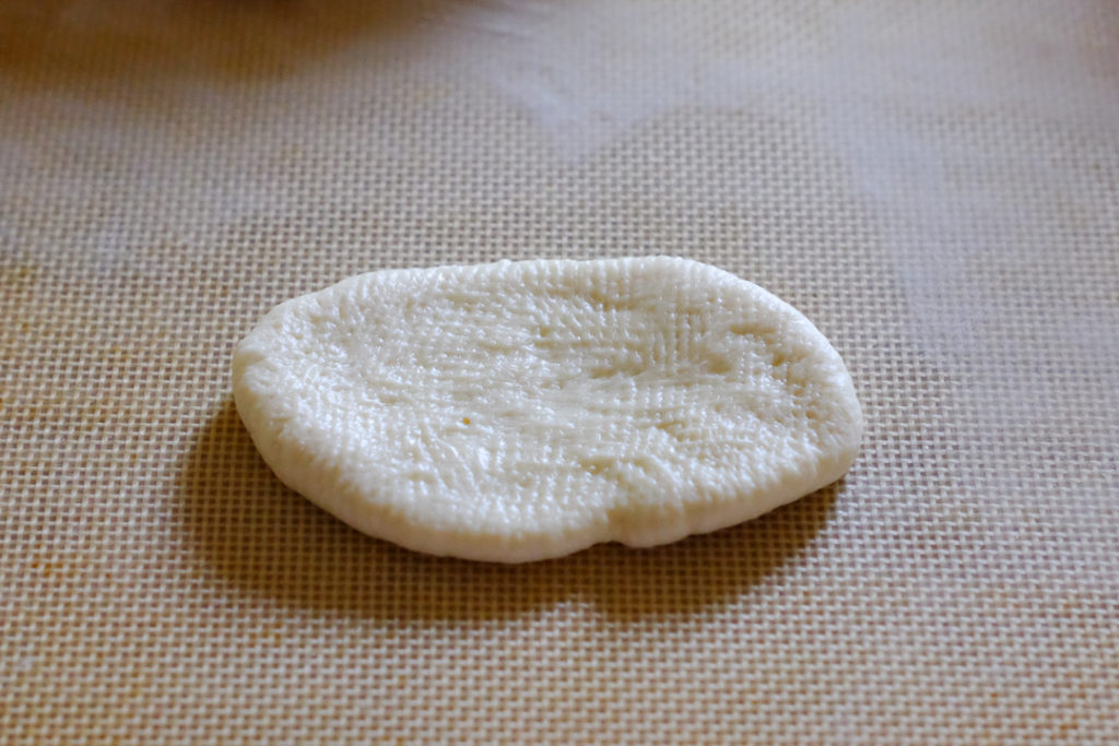 生地を楕円に伸ばします