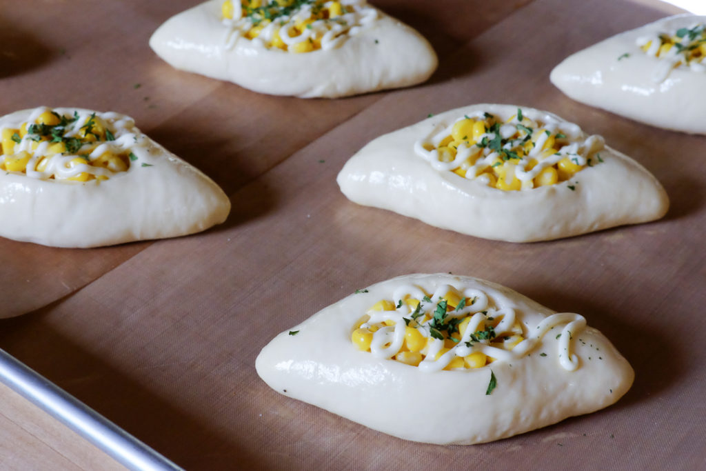 さらにコーンを詰めて、マヨネーズをかけます