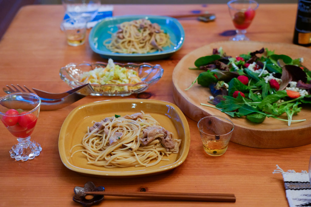 パスタ、コールスロー、トマトのマリネ、それからラズベリー入りサラダ