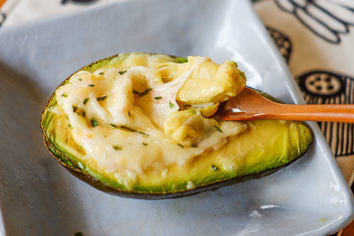 【レシピ】アボカドボートのオーブン焼き＊カニカマ詰め