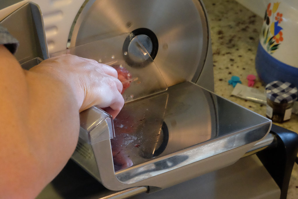 お肉を薄切りにします