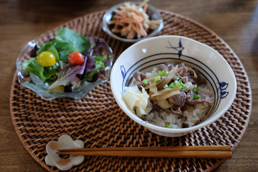 牛丼、ごぼうとにんじんのサラダ、ベイビーリーフとトマトのサラダ