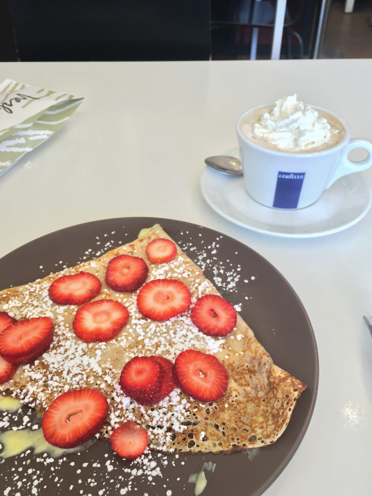 いちごとカスタードのクレープ