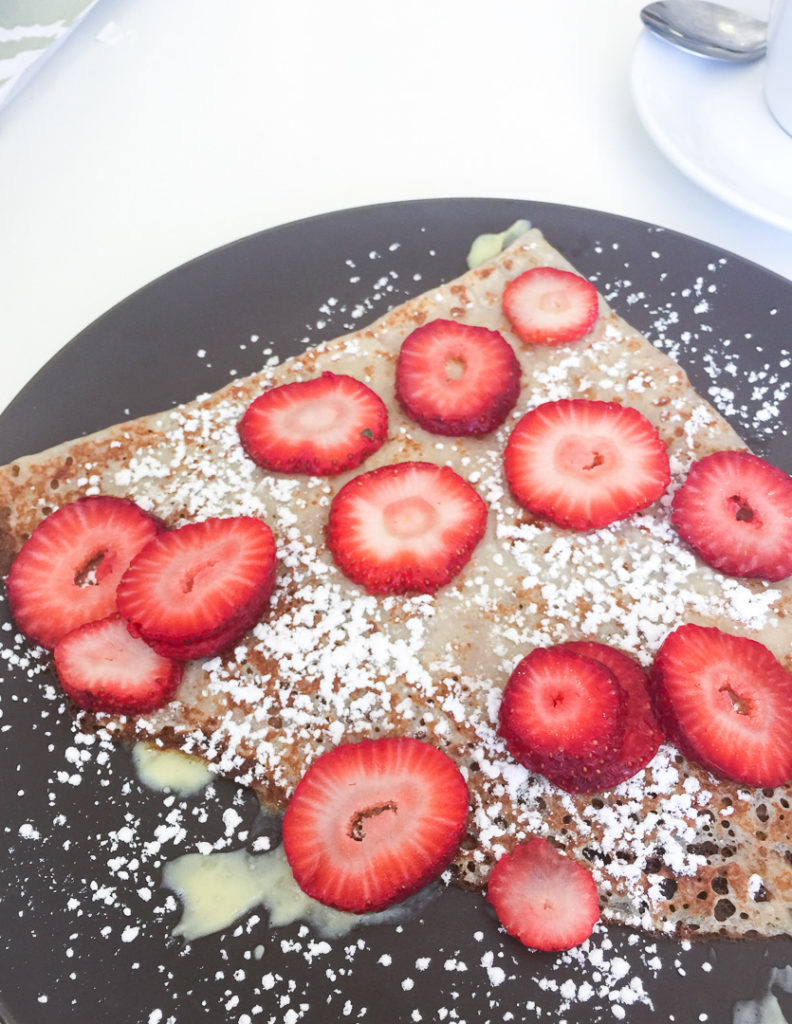 いちごとカスタードのクレープ