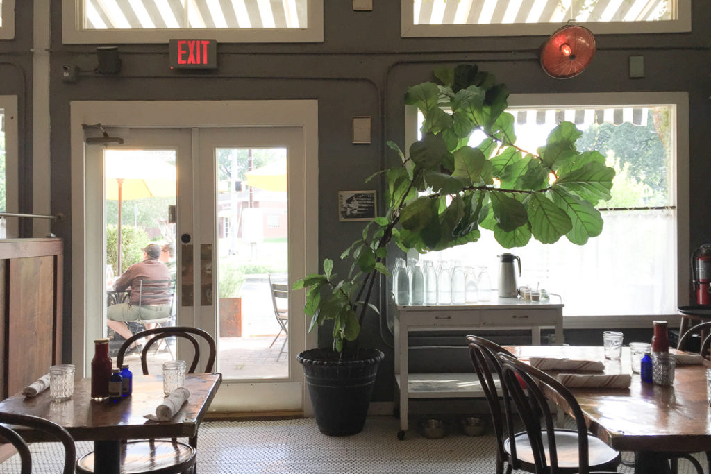 パティオに続くドア