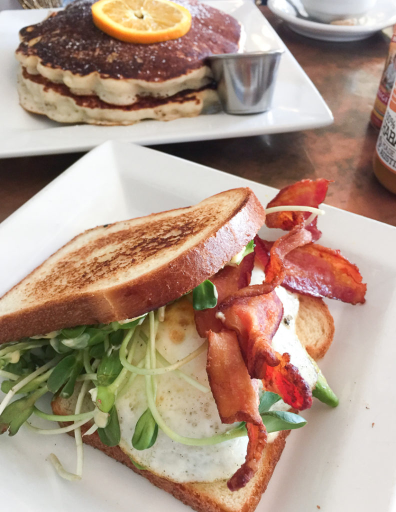 フライドエッグサンドイッチとブルーベリーパンケーキ
