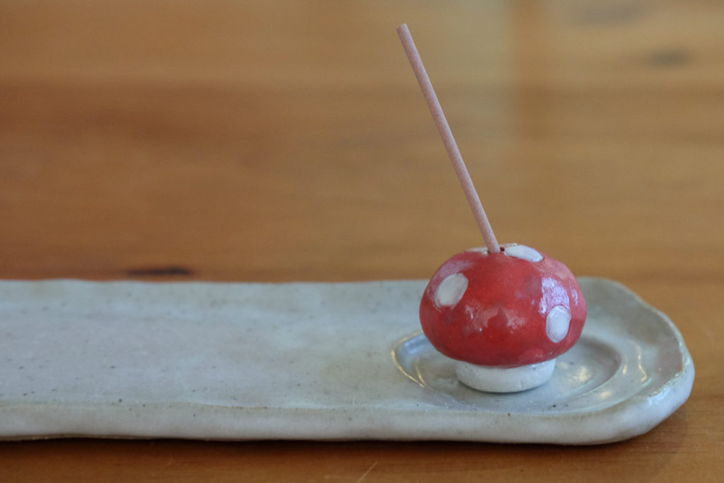 余った土で作った、きのこのお香立て