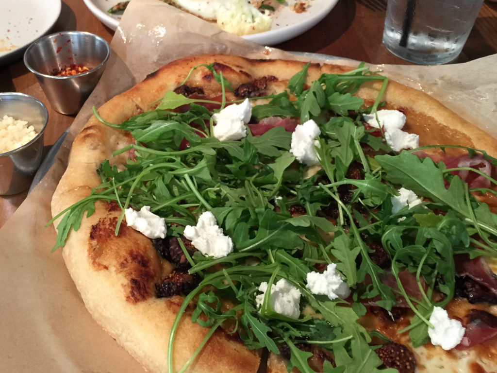 ドライフィグとフェタチーズのピザ