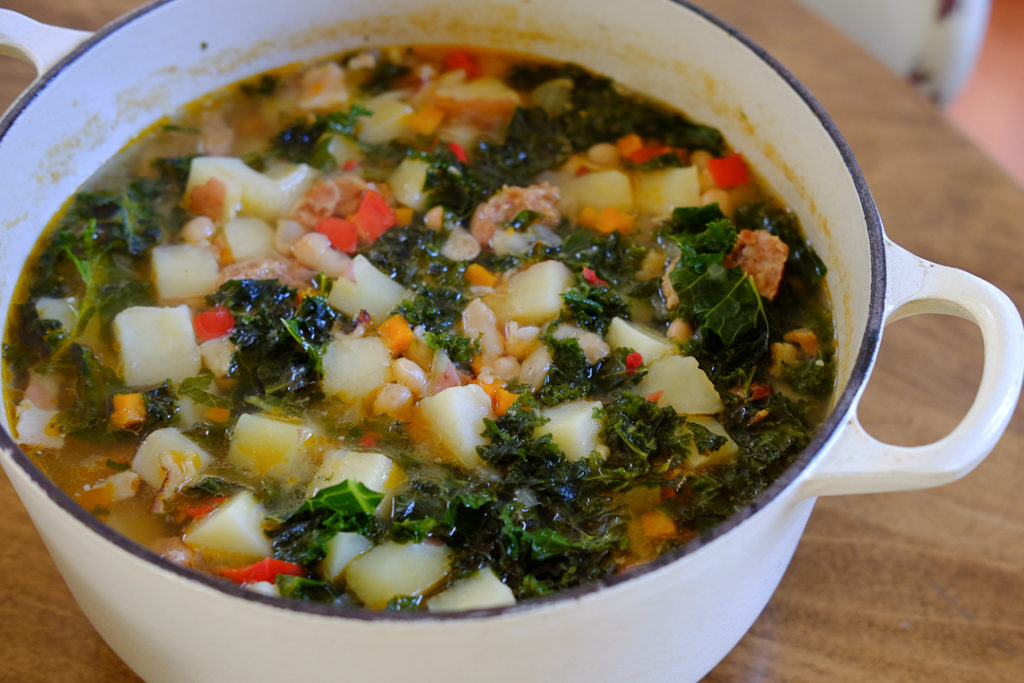 ソーセージ、豆、ケールのスープ