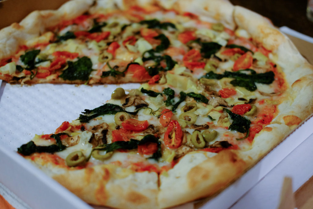 アーティチョークとオリーブのピザ