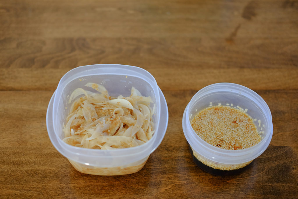 玉ねぎサラダとニラダレ用調味料