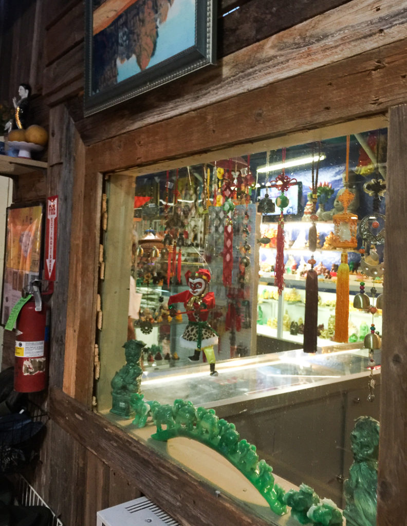 怪しいアジア系のお店も