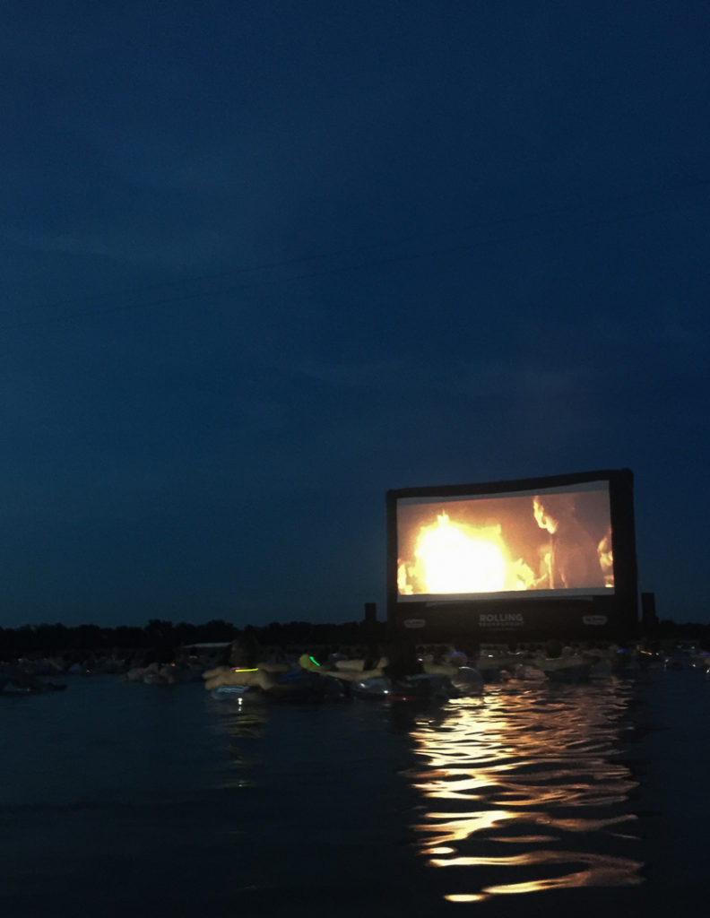 暗くなって、いよいよ上映