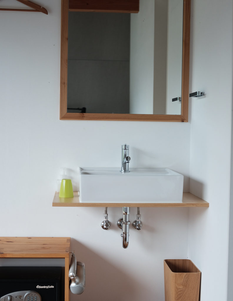 部屋に備え付けの小さな洗面