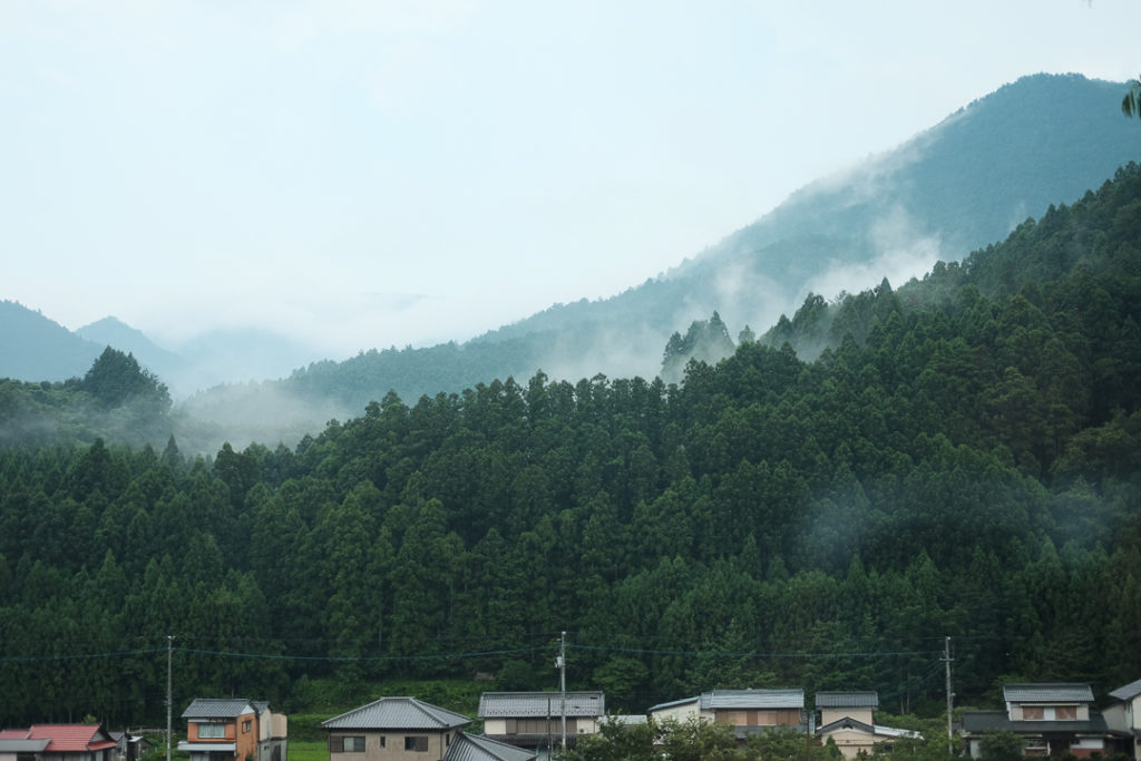 霧のかかった山が美しい