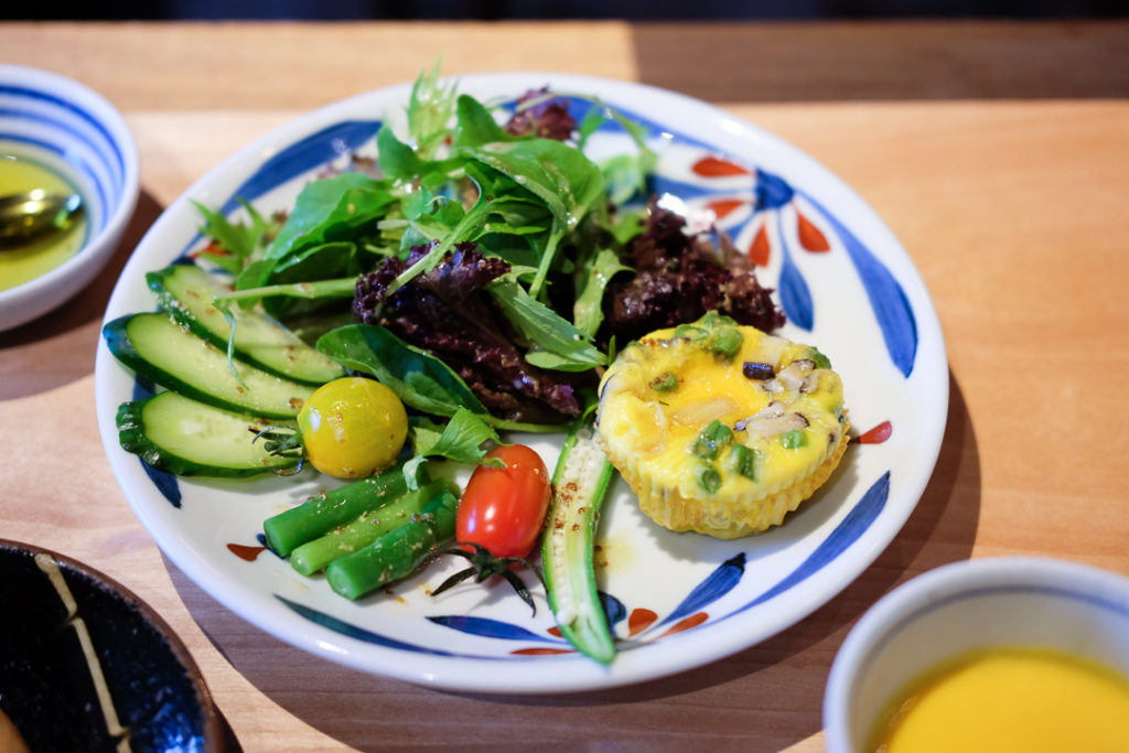 サラダとキッシュっぽいの