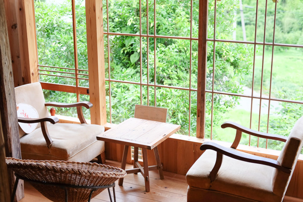 窓の外は緑がいっぱい