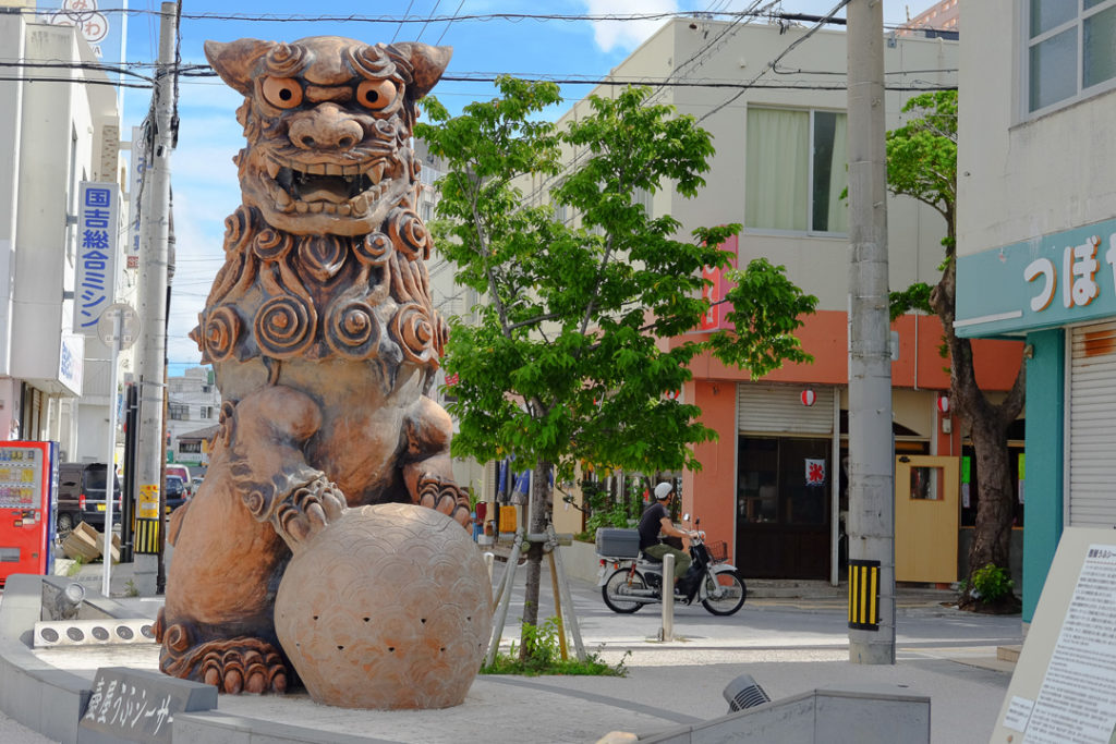 やちむん通りの入口に鎮座するシーサー