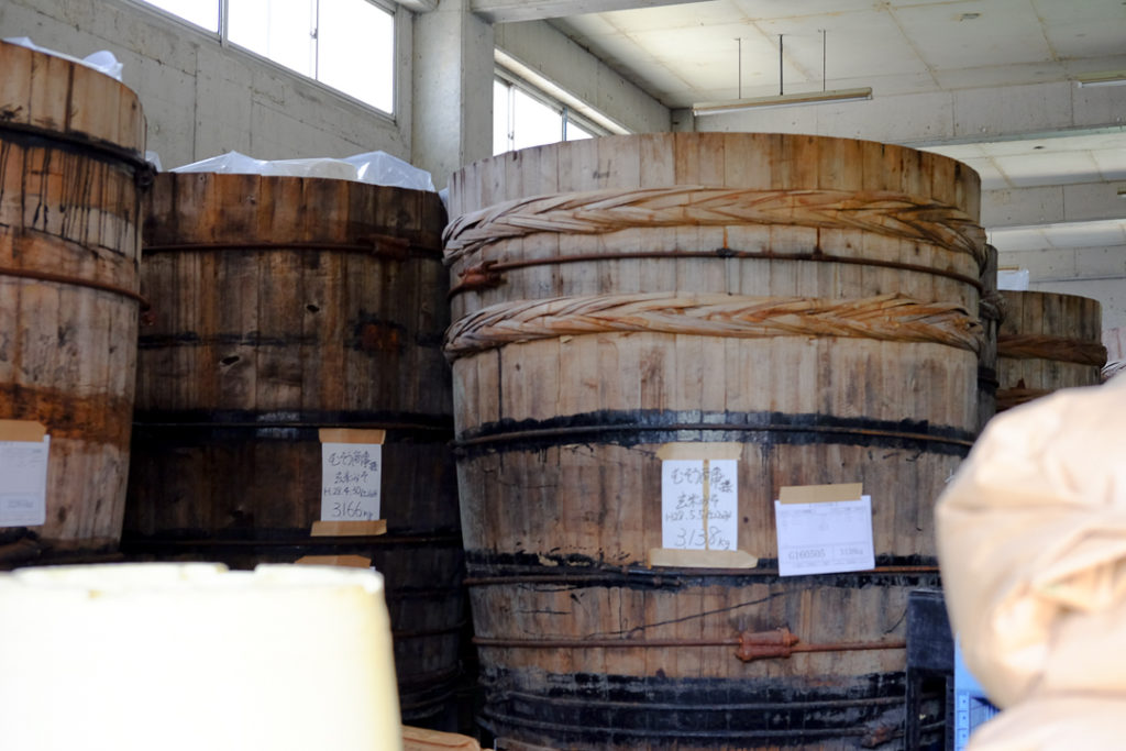 木桶で仕込む味噌