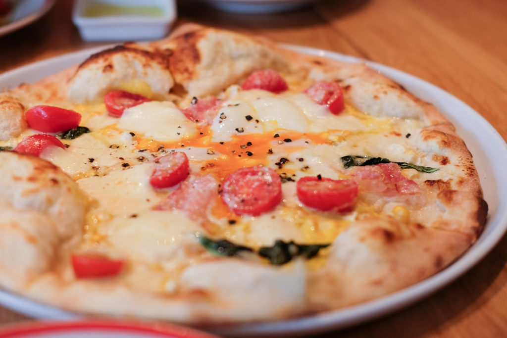 目玉焼きがのったピザ