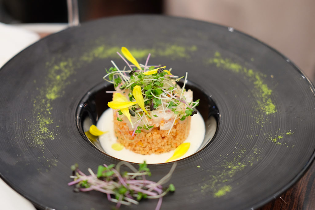 甘エビとホタテのタルタル・カリフラワーのムースとともに