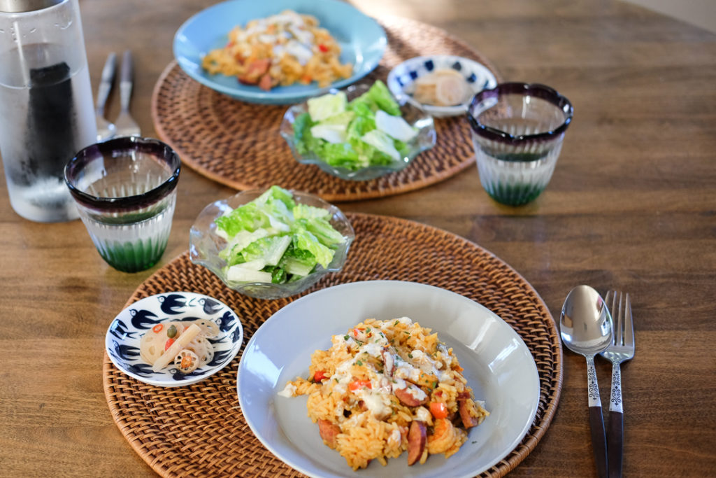 ジャンバラヤ、ロメインレタスサラダ、ピクルス