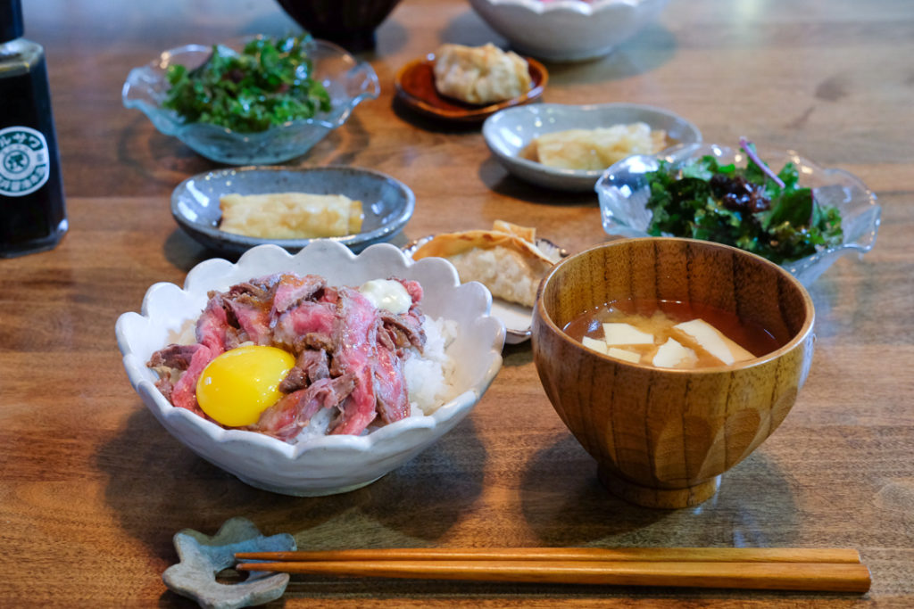 ローストビーフ丼の献立