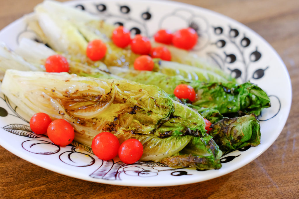 焼きロメインレタスのサラダ