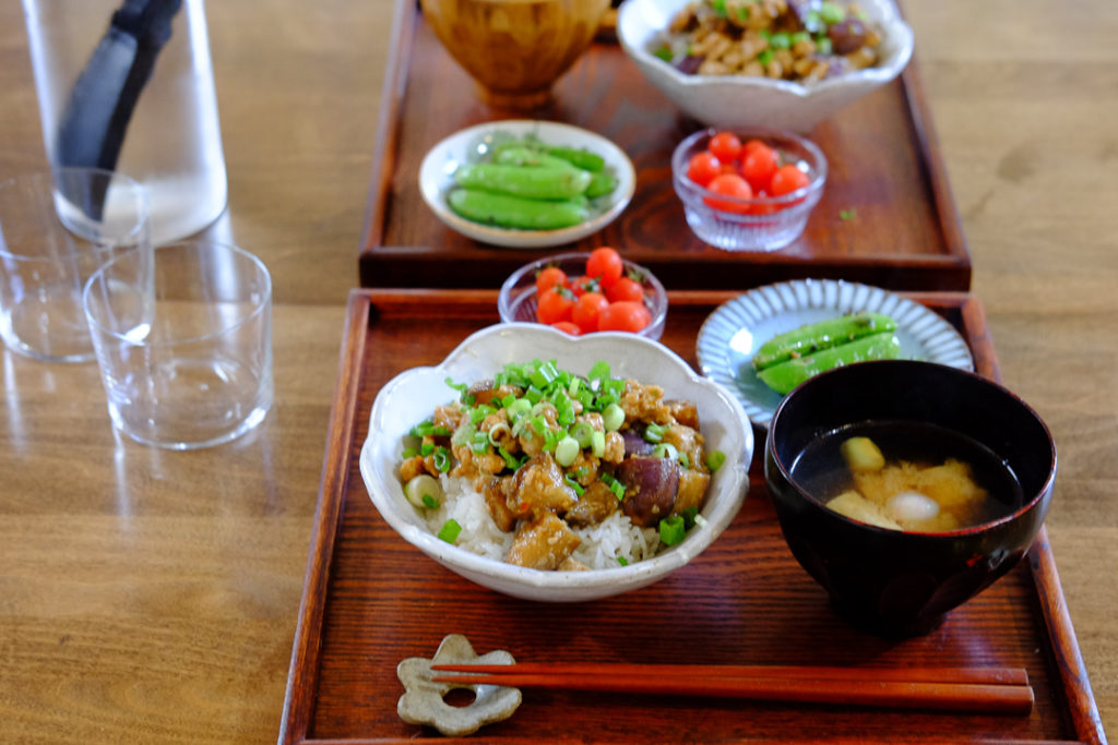 京ゆばのお味噌汁、スナップえんどうのレモンペッパー炒め、マイクロトマト