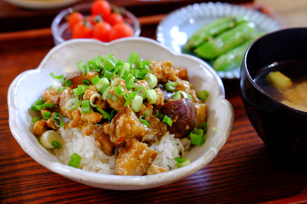 なすと豚ひき肉の甘味噌丼